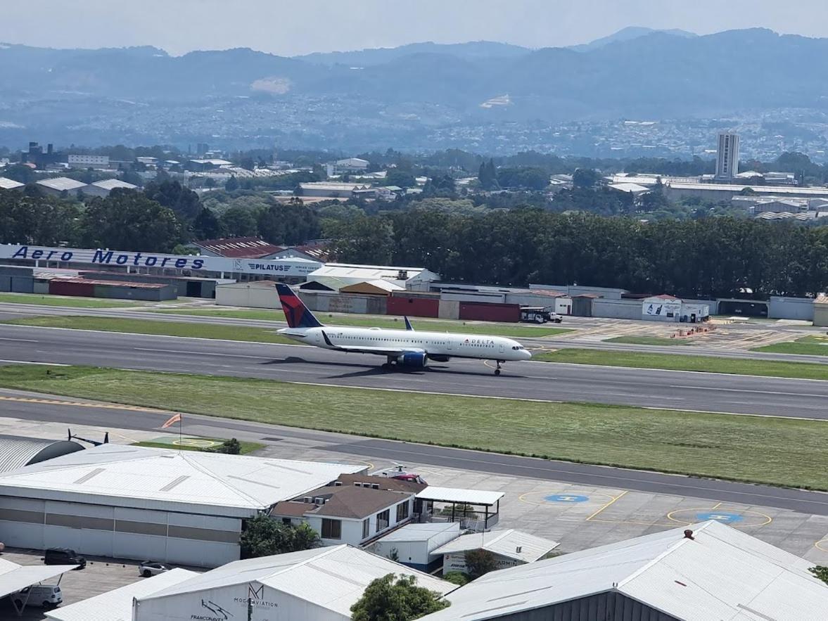 Amazing Volcano Views In Front Of Airport Guatemala City Exterior photo
