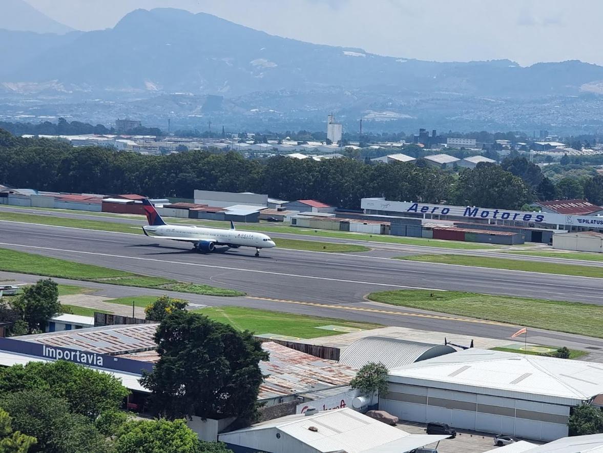 Amazing Volcano Views In Front Of Airport Guatemala City Exterior photo